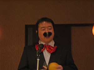 物悲しさで笑いをとります